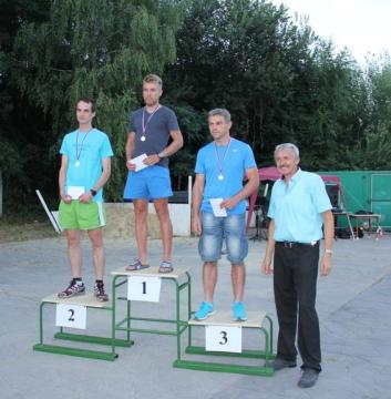 Kategória muži A: Š. Štefina, T. Benko, J. Albert, Ing. T. Čičmanec-starosta obce (zľava) Kategória muži A: Š. Štefina, T. Benko, J. Albert, Ing. T. Čičmanec-starosta obce (zľava)