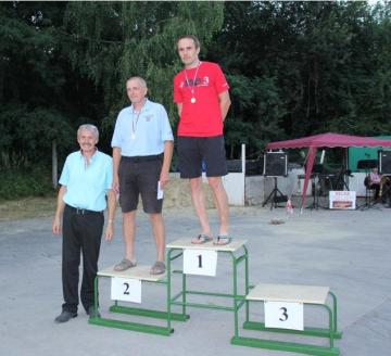 Kategória muži B: Ing. T. Čičmanec-starosta obce, J. Števica, M. Ťapušík (zľava) Kategória muži B: Ing. T. Čičmanec-starosta obce, J. Števica, M. Ťapušík (zľava)