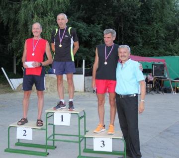 Kategória muži D: P. Kypta, Z. Lyznicki (PL), M. Kováč, Ing. T. Čičmanec-starosta obce (zľava) Kategória muži D: P. Kypta, Z. Lyznicki (PL), M. Kováč, Ing. T. Čičmanec-starosta obce (zľava)