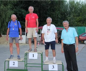 Kategória muži E: F. Číž, J. Bašovský, I. Reichman, Ing. T. Čičmanec-starosta obce (zľava) Kategória muži E: F. Číž, J. Bašovský, I. Reichman, Ing. T. Čičmanec-starosta obce (zľava)