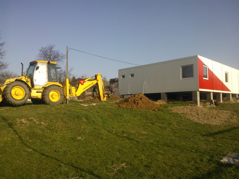 Fotogaléria Osadenie žumpy pri šatniach na futbalovom ihrisku 7.4.2016 (10) Osadenie žumpy pri šatniach na futbalovom ihrisku 7.4.2016