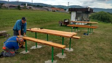 Vybudovanie lavičiek pri futbalovom ihrisku Vybudovanie lavičiek pri futbalovom ihrisku